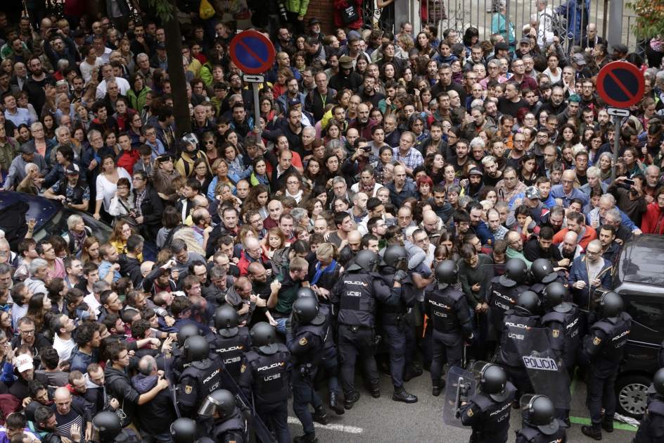 Días claves en Cataluña: los catalanes han votado, desafiaron al contingente de guardias civiles y policías para poder decidir sobre su futuro como nación independiente.