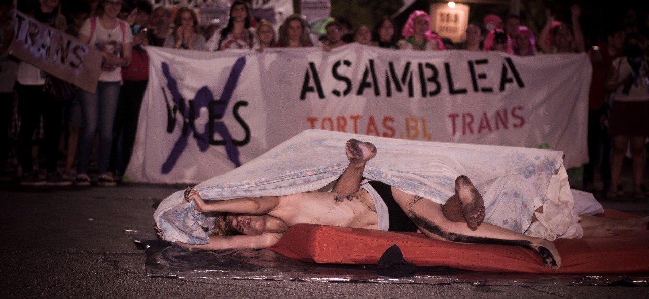 Foto de portada: Gerardo Larreta performance Protocolo Anti-Sabana en Marcha del Orgullo LGBTIQ San Juan 2017