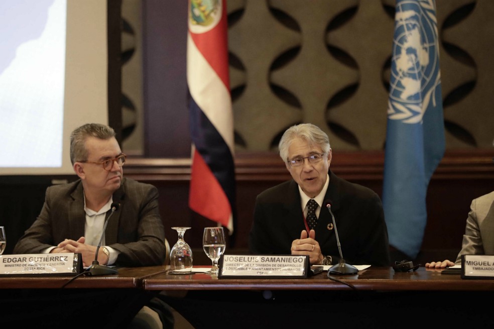 El director de la División de Desarrollo Sostenible y Asentamientos Humanos de la Comisión Económica para América Latina y el Caribe (CEPAL), Joseluis Samaniego (derecha), y el ministro de Ambiente y Energía costarricense, Edgar Gutiérrez, en la negociación en Costa Rica.EFE