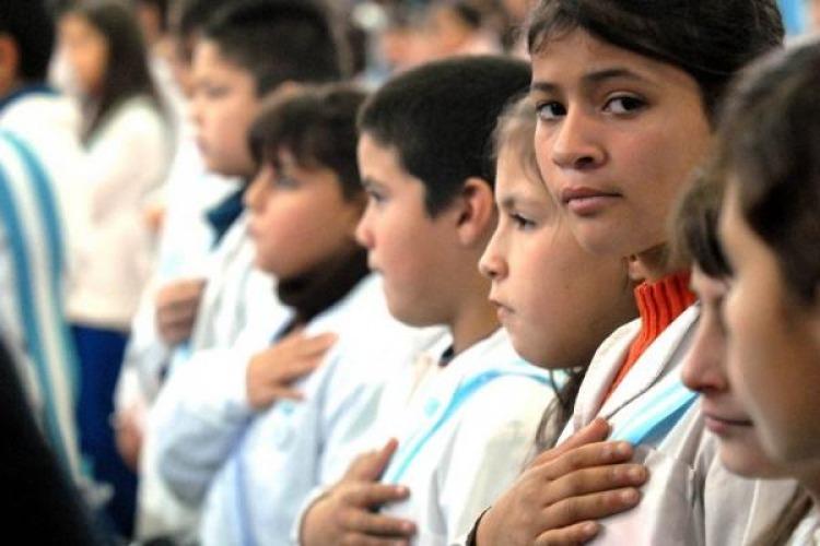 El ajuste llegó a las asignaciones de miles de chicos