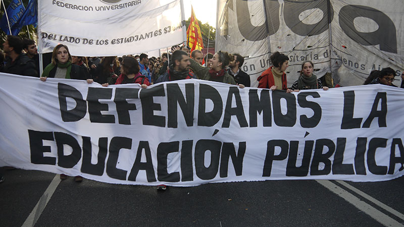 Debido a los recortes en los presupuestos de las universidades,en todo el país los docentes van al paro