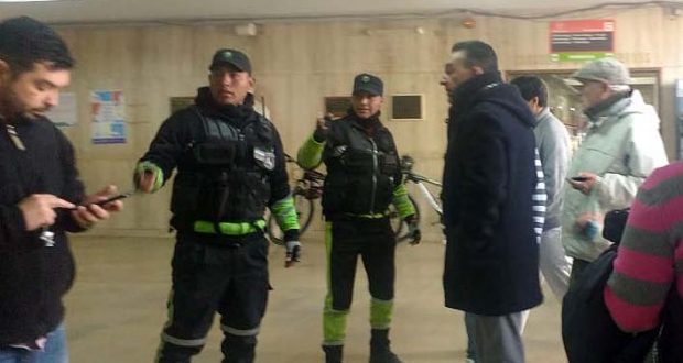 Al esposo de Milagro Sala, Raúl Noro (de campera clara) le impidieron visitarla, hasta que el juez cambió su decisión.