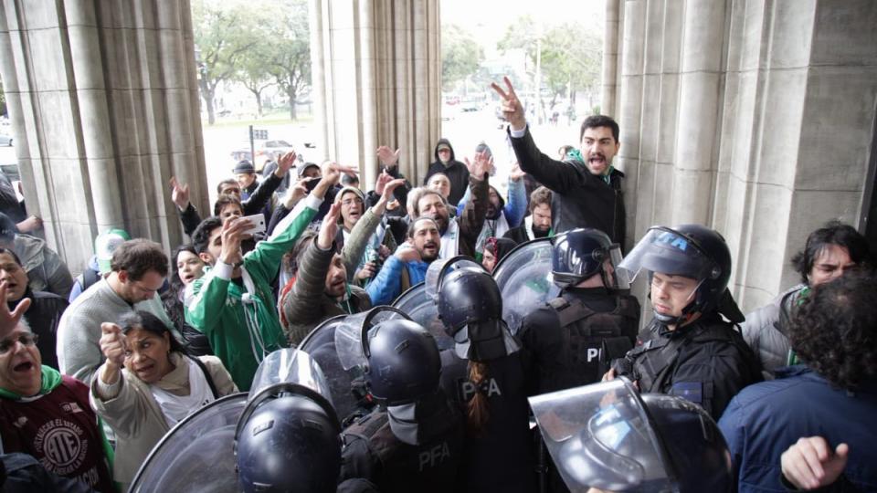 Mientras tanto: más de 600 despidos en el Ministerio de Agroindustria