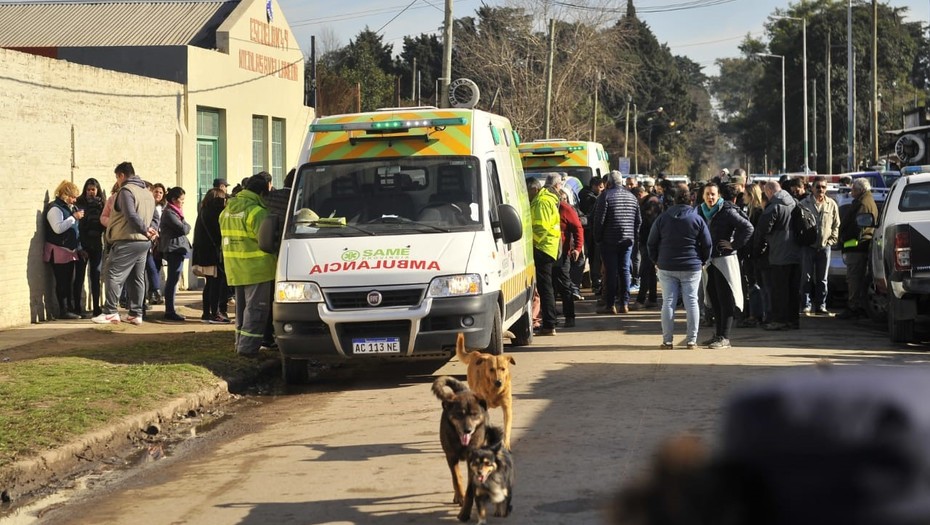 Vista del frente de la escuela en Moreno donde hubo una explosión. Foto Maxi Failla
