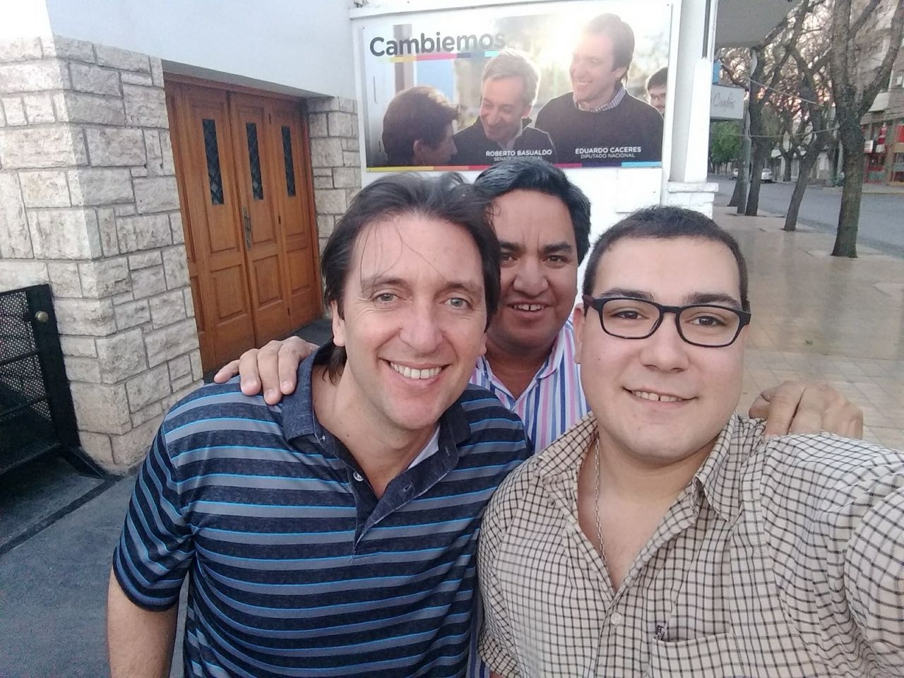 A la derecha, con anteojos y una camisa a cuadros, Matías Ottenshimer.