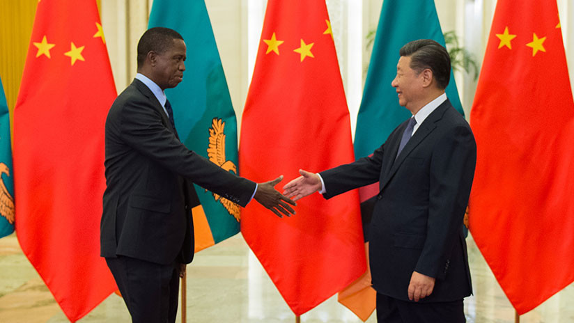 Saludo entre los presidentes de Zambia y China, Edgar Lungu y Xi Jinping, Pekín, 1 de septiembre de 2018 / Nicolas Asfouri/Pool / Reuters