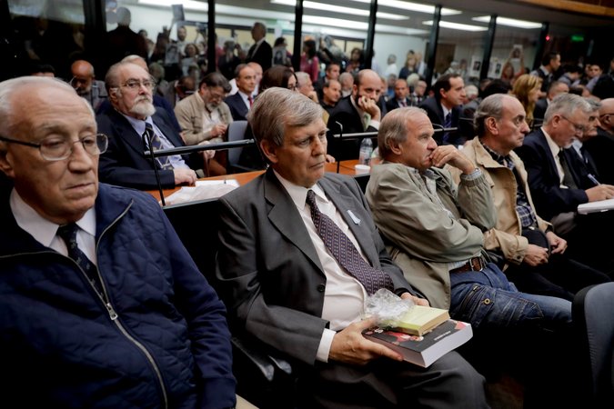 Los represores de la marina Jorge “Tigre” Acosta y Alfredo Astiz, junto a Arru, durante la lectura de sus sentencias.