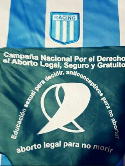 Policía prohíbe a una mujer entrar con el pañuelo verde al estadio de Racing