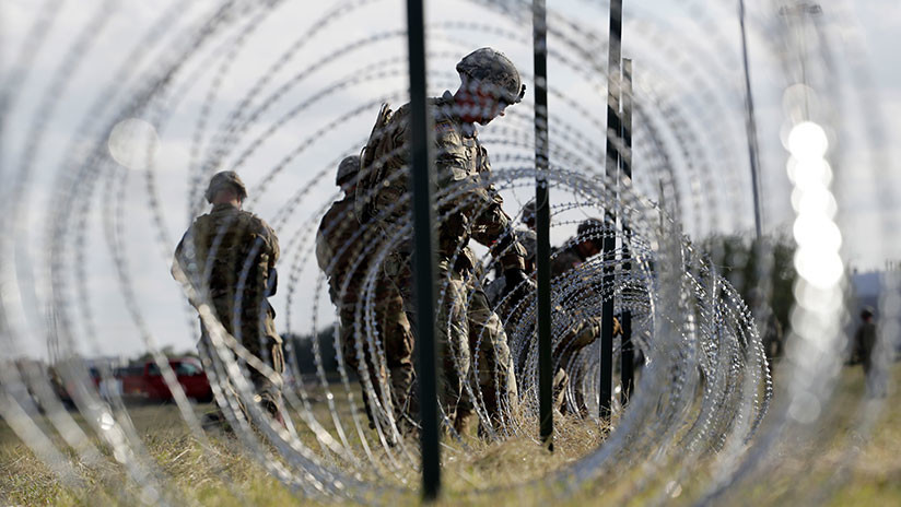 Miembros del Ejército de EE.UU. erigen alambre de púas cerca del puente entre EE.UU. y México, Donna (Texas), el 3 de noviembre de 2018. Eric Gay / AP
