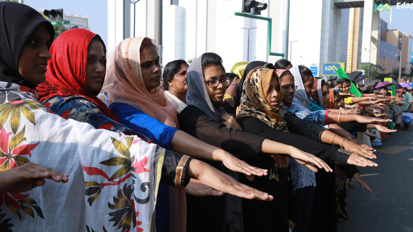 Mujeres indias forman un muro humano por la igualdad de género en Kochi, en el sur de Kerala. AFP / AFP
