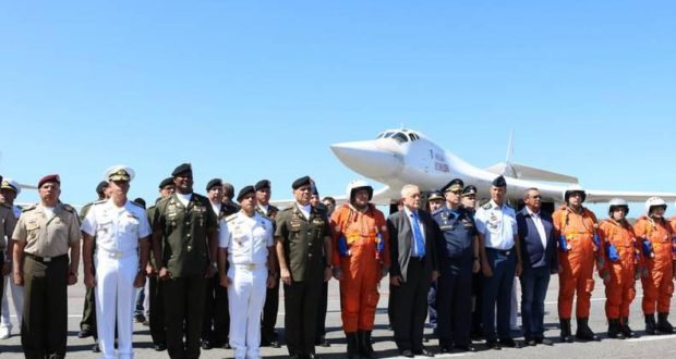 militares-venezolanos-y-rusos-tras-el-aterrizaje-de-bombarderos-620x330