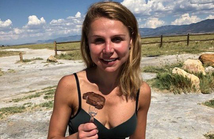 Era vegana, la picó una araña, y se convirtió en carnívora…