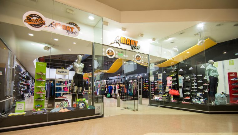 Empleados de un local de ropa deportiva quedaron en la calle