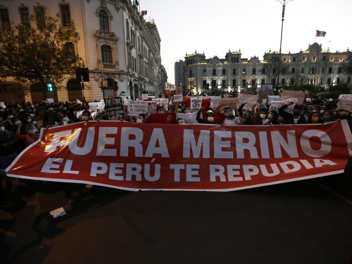 El pueblo peruano espera en las calles la elección parlamentaria que resuelva el vacío de poder existente en el país.