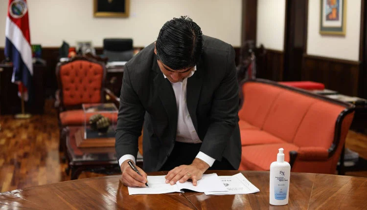 Costa Rica: el presidente Alvarado firma Ley de cannabis medicinal y cáñamo industrial