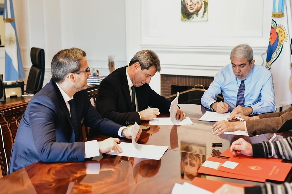 El gobernador firmó convenios con el Ministerio de Seguridad de la Nación por 140 millones de pesos