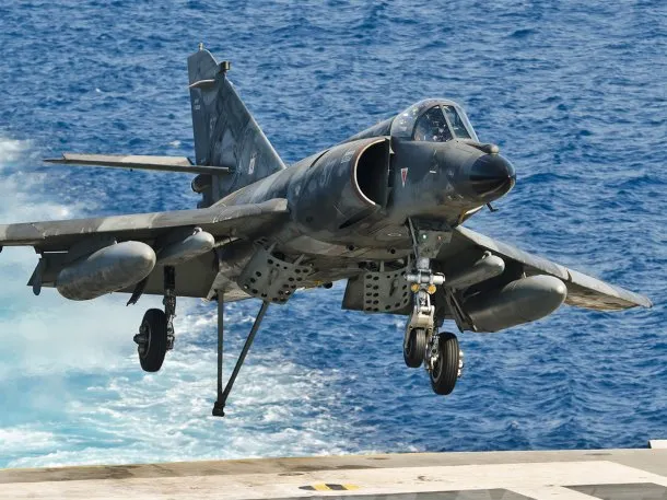 EL MEJOR EQUIPO DE LOS ÚLTIMOS 50 AÑOS:  Mauricio Macri gastó 14 millones de euros en aviones que «no estaban operativos»