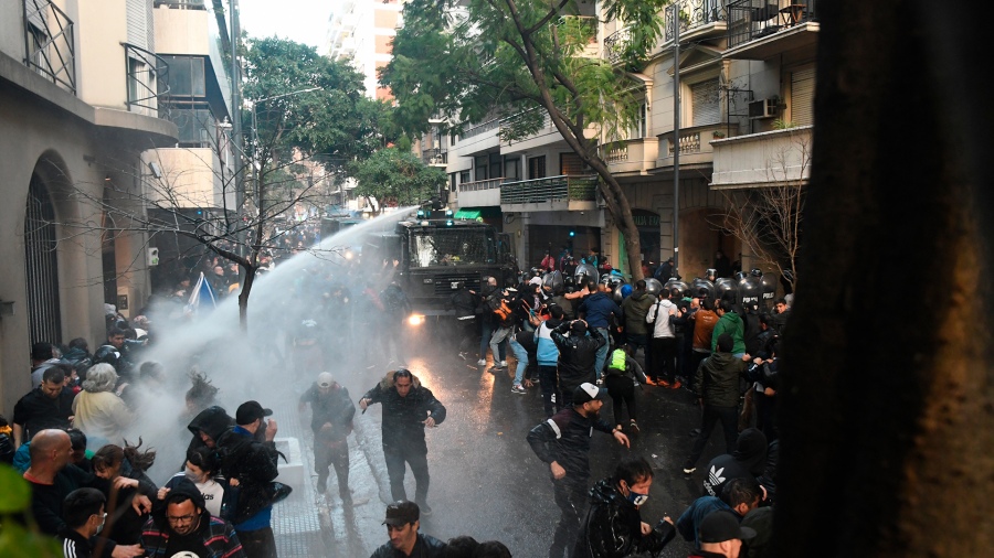 La Policía de la Ciudad lanzó chorros de agua a los manifestantes. / Foto Raul Ferrari