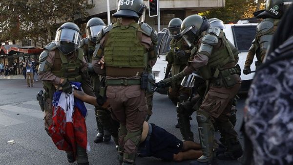 Más de 30 carros policiales, entre lanza aguas, lanzagases, y camionetas institucionales reprimieron a los manifestantes en la Plaza Dignidad. | Foto: El Mercurio