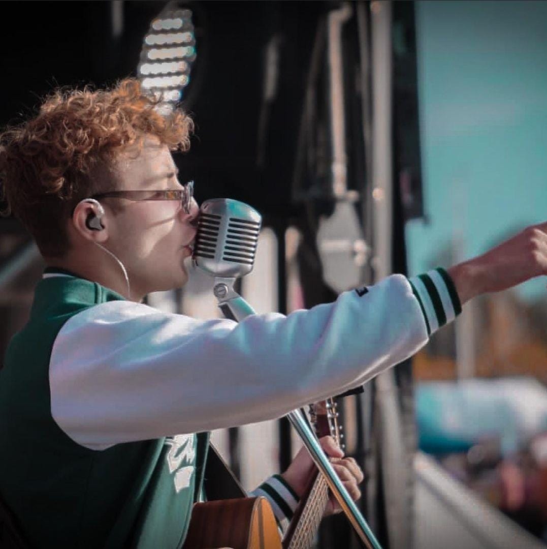 El sanjuanino que la rompe en las redes y en la música