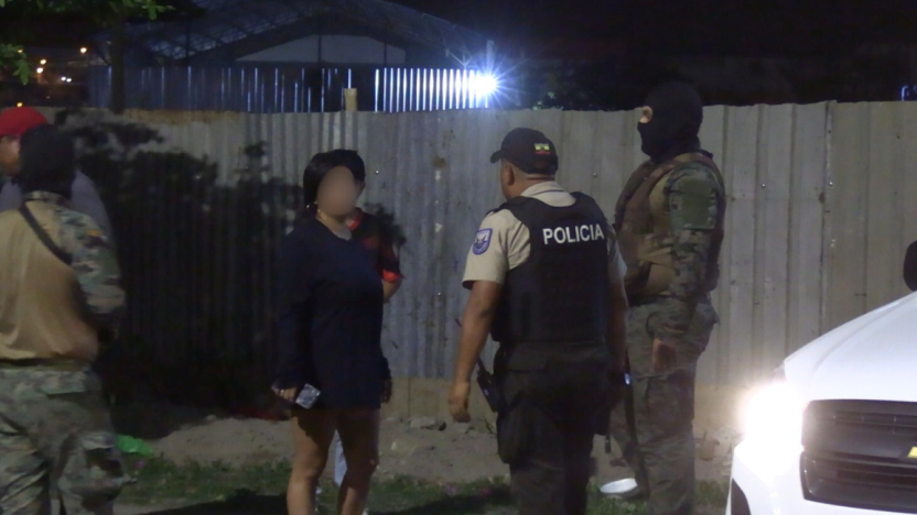 La Policía acude al barrio Santa Ana, de Manta, la noche del 9 de enero de 2025 por una masacre.- FotoPRIMICIAS Para hacer uso de este contenido cite la fuente y haga un enlace a la nota original en https://www.primicias.ec/seguridad/ecuador-asesinatos-violencia-policia-guayaquil-duran-enero2025-88397/