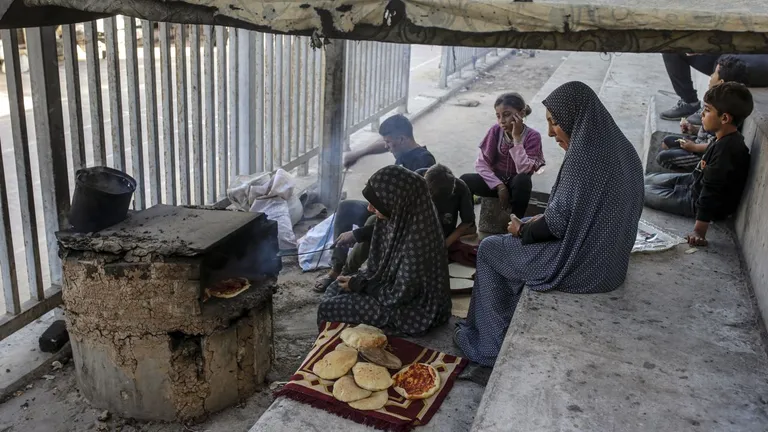 Un palestina cuece pan en el centro de desplazados de Al Yarmouk MOHAMMED SABER | EFE