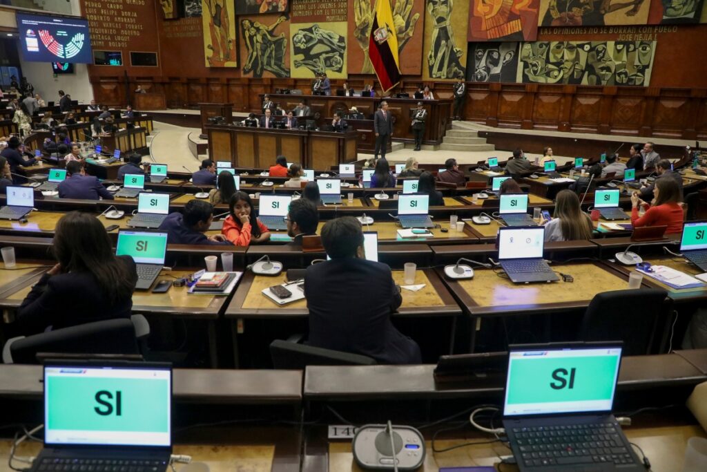 Pleno de la Asamblea en la votación sobre la presencia de bases militares en Ecuador. • Foto: Flickr Asamblea Nacional Este contenido ha sido publicado originalmente por EL COMERCIO. Si vas a hacer uso del mismo, por favor, cita la fuente y haz un enlace hacia la nota original en la dirección: https://www.elcomercio.com/actualidad/politica/asamblea-aprueba-reforma-permitiria-instalacion-bases-militares-extranjeras/