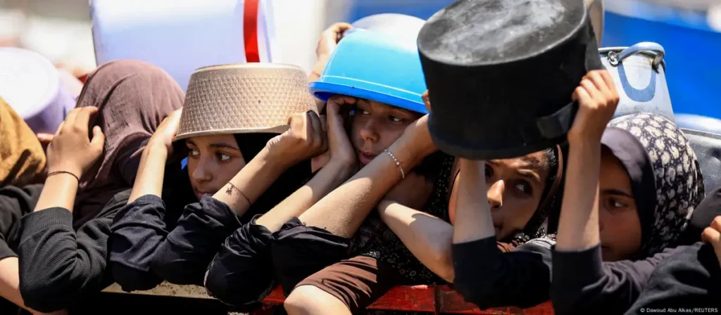 Palestinos esperan para recibir alimentos por parte de una cocina benéfica, en medio de una crisis de hambre en Gaza (27.07.2025)