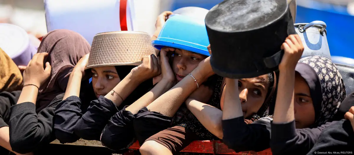 Palestinos esperan para recibir alimentos por parte de una cocina benéfica, en medio de una crisis de hambre en Gaza (27.07.2025)