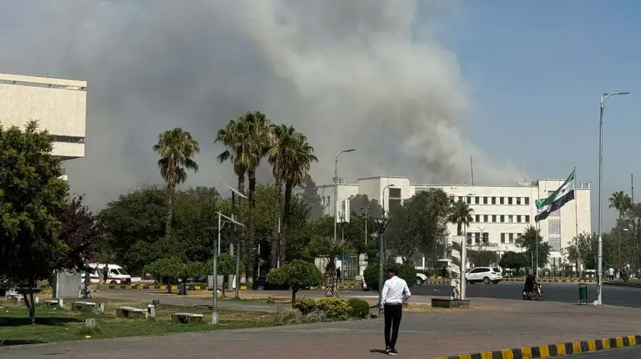 Israel bombardeó Damasco mientras continúan violentos enfrentamientos entre el ejército sirio y la comunidad drusa, generando una crisis humanitaria