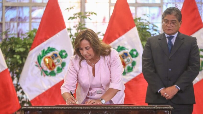 La presidenta Dina Boluarte, acompañada del ministro de Justicia Enrique Alcántara, firma la ley que propiciará que los responsables de los casos La Cantuta y Barrios Altos queden libres de culpa.