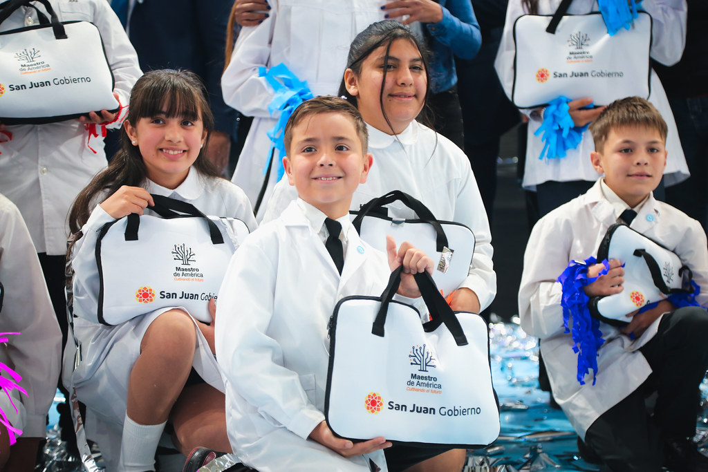 Orrego comenzó la entrega de netbooks para estudiantes de 5.º y 6.º Grado