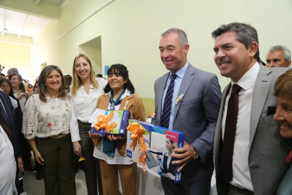 Orrego entregó 376 computadoras a docentes de Sarmiento y 25 de Mayo e inauguró una escuela en Cochagual