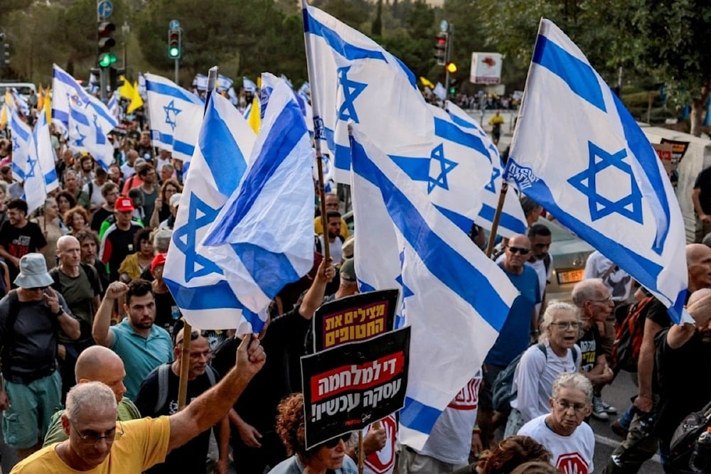 Israelíes se manifestaron cerca de la residencia del Benjamín Netanyahu exigiendo en fin del genocidio en Palestina y la liberación de rehenes