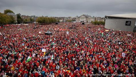 Miles de personas se manifestaron en Ámsterdam exigiendo al gobierno acciones para detener el genocidio israelí en Palestina