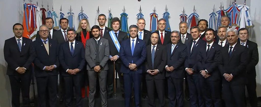 «AL PIE»: Milei suma a todo el Gabinete a la reunión con gobernadores, para cumplir con otro pedido de EEUU