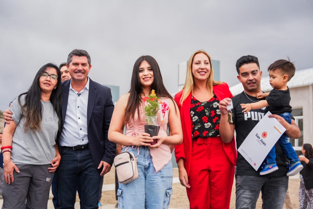 Orrego celebró los 272 años de Iglesia con la entrega de 40 casas, el anuncio de dos barrios y la puesta en marcha de luz LED para una ruta clave