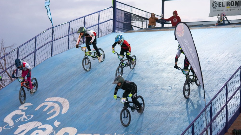 Más de 100 corredores participaron de la Copa Navidad de BMX