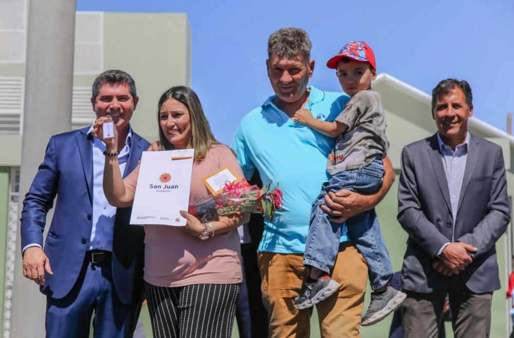 El gobernador encabezó una nueva entrega de viviendas en Rawson