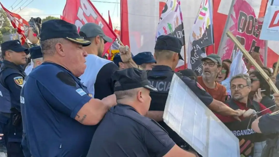 Fuertes enfrentamientos entre la Policía y los manifestantes en las afueras del Congreso