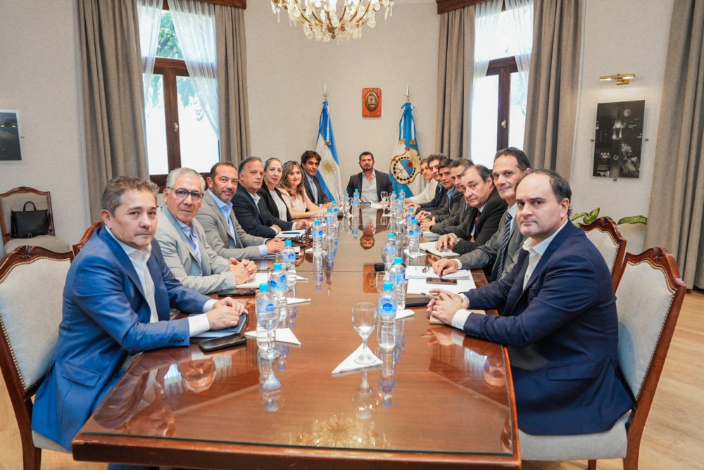 El gobernador Orrego mantuvo la primer reunión de gabinete del 2026