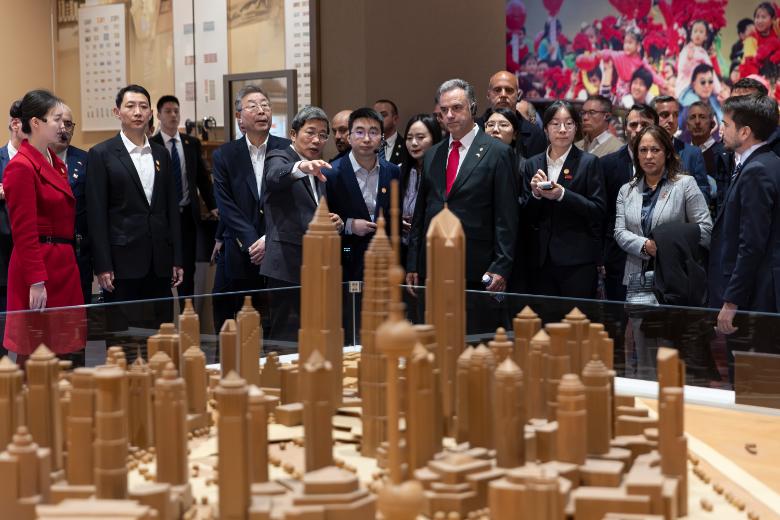 URUGUAY: el presidente Yamandú Orsi llegó a China en visita oficial y mañana se reunirá con el presidente Xi Jinping