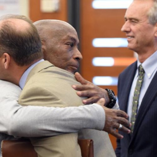 Johnson se abraza con sus abogados tras escuchar el veredicto del jurado. Imagen: AFP