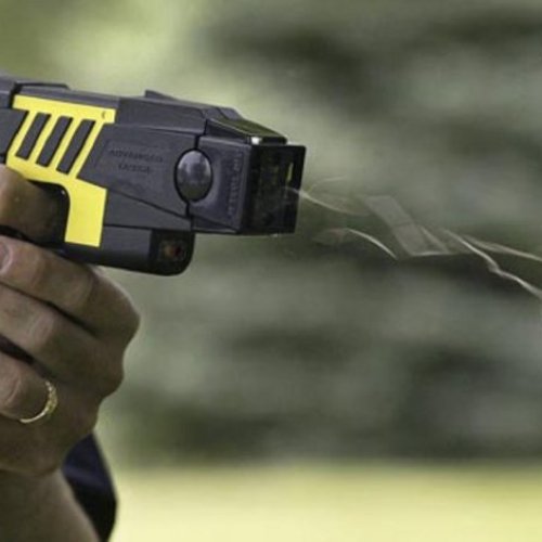 Peligroso: el Gobierno comprará 300 pistolas Taser para usar en aeropuertos y trenes
