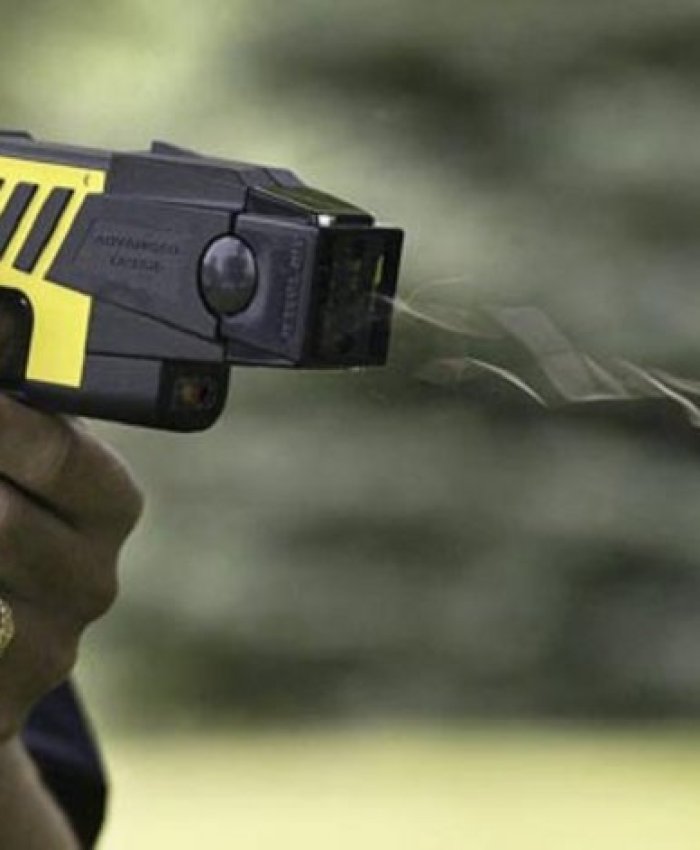 Peligroso: el Gobierno comprará 300 pistolas Taser para usar en aeropuertos y trenes