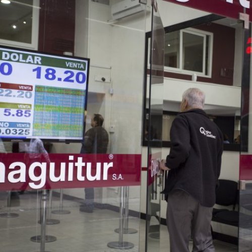 ¿Volviendo a la pesada herencia?: los bancos pusieron un «cepo al dólar» informal ante el aumento de demanda