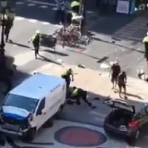 Atentado en Barcelona: una camioneta arrolló a 20 personas y hay al menos un muerto
