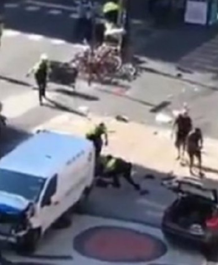 Atentado en Barcelona: una camioneta arrolló a 20 personas y hay al menos un muerto
