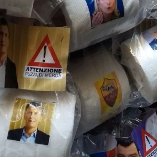 Nápoles: venden rollos de papel higiénico con la cara de Macri