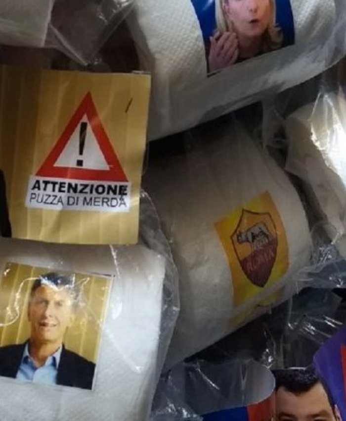 Nápoles: venden rollos de papel higiénico con la cara de Macri